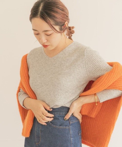 ITEMS URBANRESEARCH(アイテムズ アーバンリサーチ)の「ウォッシャブルVネックリブニット(ニット/セーター・レディース・オフホワイト/ブラック/マスタード/グレー/ブラウン・FREE)」の13枚目の写真