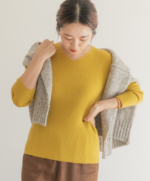 ITEMS URBANRESEARCH(アイテムズ アーバンリサーチ)の「ウォッシャブルVネックリブニット(ニット/セーター・レディース・オフホワイト/ブラック/マスタード/グレー/ブラウン・FREE)」の17枚目の写真