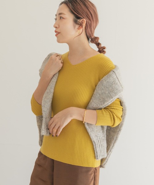 ITEMS URBANRESEARCH(アイテムズ アーバンリサーチ)の「ウォッシャブルVネックリブニット(ニット/セーター・レディース・オフホワイト/ブラック/マスタード/グレー/ブラウン・FREE)」の18枚目の写真