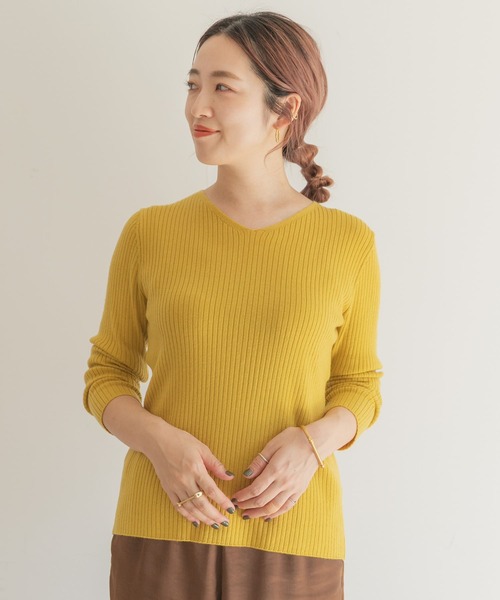ITEMS URBANRESEARCH(アイテムズ アーバンリサーチ)の「ウォッシャブルVネックリブニット(ニット/セーター・レディース・オフホワイト/ブラック/マスタード/グレー/ブラウン・FREE)」の20枚目の写真