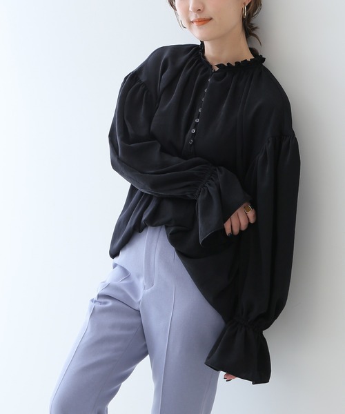 美品✨定価１.３万❤️　ブラック　ピーチサテンギャザーブラウス【手洗い可能】◆ SLOBE IENA（スローブイエナ）の「ピーチサテンギャザーブラウス