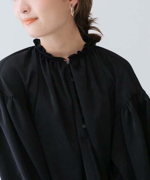 美品✨定価１.３万❤️　ブラック　ピーチサテンギャザーブラウス【手洗い可能】◆ SLOBE IENA（スローブイエナ）の「ピーチサテンギャザーブラウス
