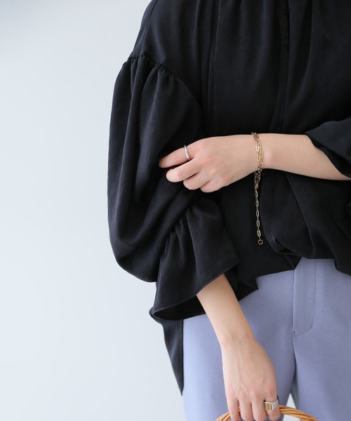 美品✨定価１.３万❤️　ブラック　ピーチサテンギャザーブラウス【手洗い可能】◆ SLOBE IENA（スローブイエナ）の「ピーチサテンギャザーブラウス