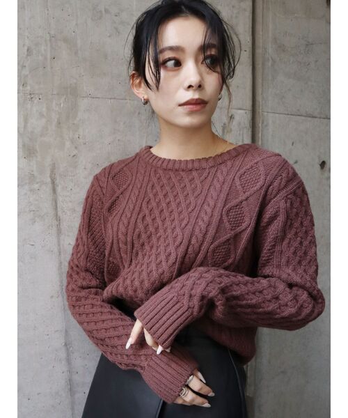 EVRIS（エヴリス）の「クロップドケーブルニットトップス（ニット/セーター・レディース・ブラウン/パープル/アイボリー・FREE）」の3枚目の写真