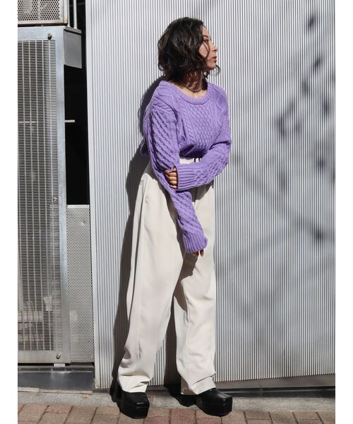 EVRIS（エヴリス）の「クロップドケーブルニットトップス（ニット/セーター・レディース・ブラウン/パープル/アイボリー・FREE）」の4枚目の写真