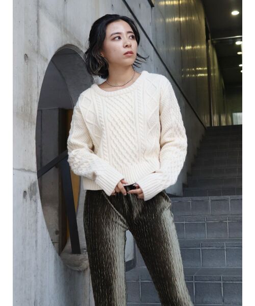 EVRIS（エヴリス）の「クロップドケーブルニットトップス（ニット/セーター・レディース・ブラウン/パープル/アイボリー・FREE）」の7枚目の写真