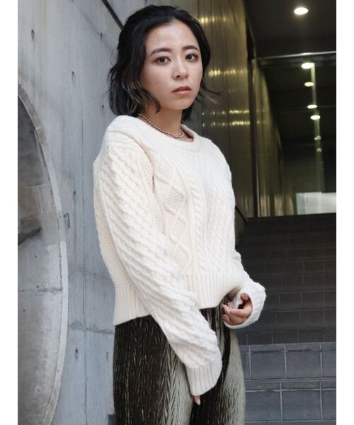 EVRIS（エヴリス）の「クロップドケーブルニットトップス（ニット/セーター・レディース・ブラウン/パープル/アイボリー・FREE）」の8枚目の写真