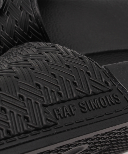 adidas by RAF SIMONS（アディダスバイラフシモンズ）の「ADIDAS by RAF SIMONS(アディダス バイ ラフシモンズ)PENDANT ADILETTE / B25169（サンダル・メンズ・ブラック・9/8/7）」の11枚目の写真