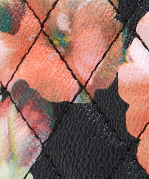 ROSE BUD(ローズバッド)の「(LL ACCESSORIES) B1460C QUILTED FLOWER CLUTCH BAG(クラッチバッグ・レディース・ホワイト/ブラック・ONE SIZE)」の4枚目の写真