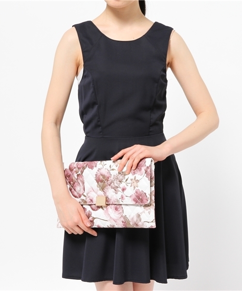 ROSE BUD(ローズバッド)の「(LL ACCESSORIES) B1460C QUILTED FLOWER CLUTCH BAG(クラッチバッグ・レディース・ホワイト/ブラック・ONE SIZE)」の3枚目の写真