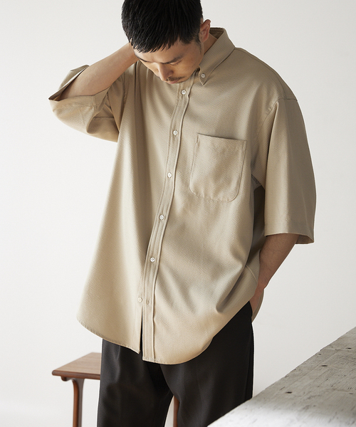 JOURNAL STANDARD relume(ジャーナルスタンダード レリューム)の「サッカー ボタンダウン ハーフスリーブシャツ(シャツ/ブラウス・メンズ・ブラック/ベージュ/ブルー・SMALL/MEDIUM/LARGE)」の2枚目の写真