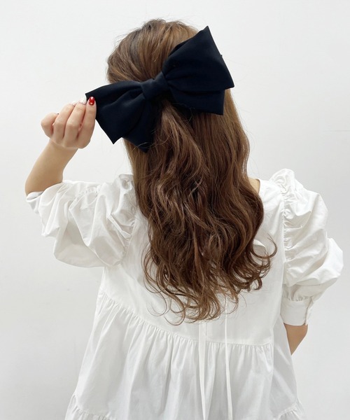 one after another NICE CLAUP（ワンアフターアナザーナイスクラップ）の「ビックリボンバレッタ（バレッタ/ヘアクリップ・レディース・ブラック/ライトベージュ・FREE）」の4枚目の写真