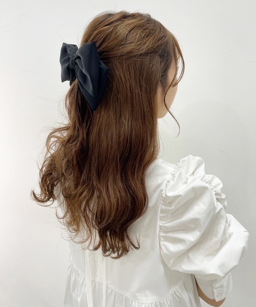 one after another NICE CLAUP（ワンアフターアナザーナイスクラップ）の「ビックリボンバレッタ（バレッタ/ヘアクリップ・レディース・ブラック/ライトベージュ・FREE）」の5枚目の写真