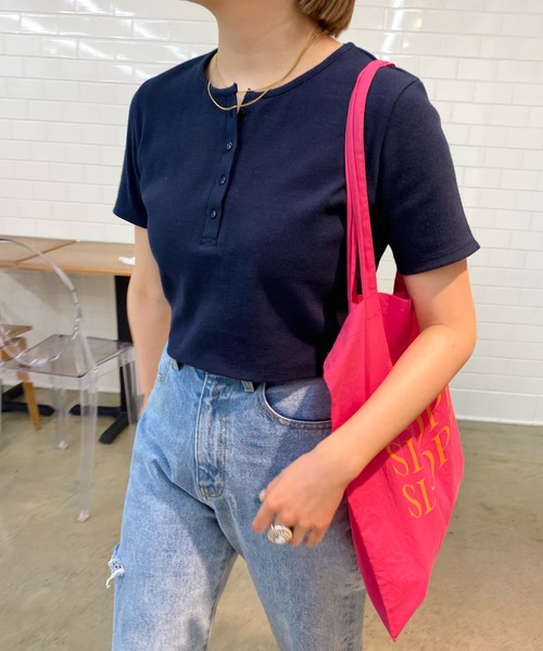 WHO'S WHO gallery(フーズフーギャラリー)の「ヘンリーネックTEE(Tシャツ/カットソー・レディース・ネイビー/アッシュグレー/トップグレー/ブラック/ブラック系/オレンジ系/ブラウン/ピンク/オフホワイト・FREE)」の7枚目の写真