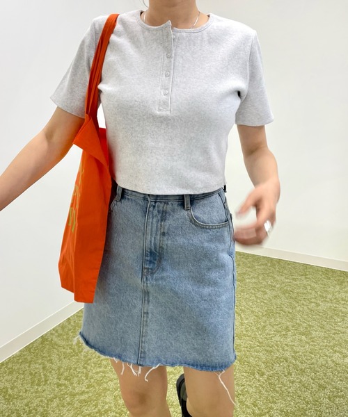 WHO'S WHO gallery(フーズフーギャラリー)の「ヘンリーネックTEE(Tシャツ/カットソー・レディース・ネイビー/アッシュグレー/トップグレー/ブラック/ブラック系/オレンジ系/ブラウン/ピンク/オフホワイト・FREE)」の17枚目の写真