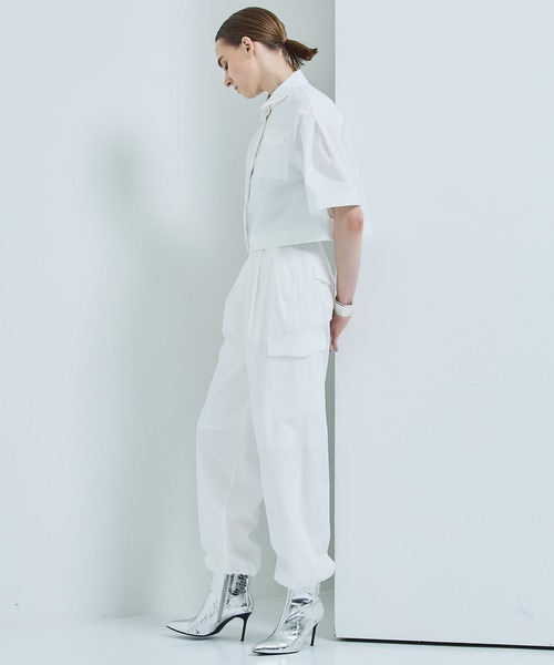 STUDIOUS（ステュディオス）の「【STUDIOUS】タックスリーブクロップドシャツ〈洗える〉（シャツ/ブラウス・レディース・ホワイト/ネイビー/カーキ・FREE）」の15枚目の写真