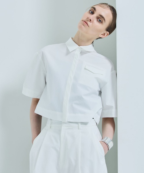 STUDIOUS（ステュディオス）の「【STUDIOUS】タックスリーブクロップドシャツ〈洗える〉（シャツ/ブラウス・レディース・ホワイト/ネイビー/カーキ・FREE）」の5枚目の写真