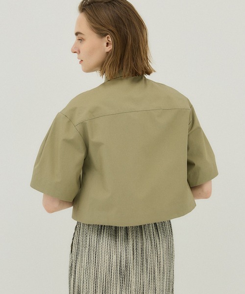 STUDIOUS（ステュディオス）の「【STUDIOUS】タックスリーブクロップドシャツ〈洗える〉（シャツ/ブラウス・レディース・ホワイト/ネイビー/カーキ・FREE）」の13枚目の写真