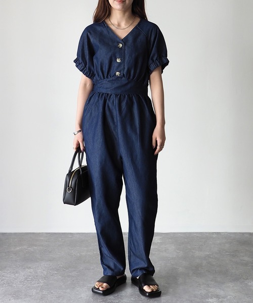 Riberry(リベリー)の「デニムVネックジャンプスーツ(つなぎ/オールインワン・レディース・インディゴブルー/ブルー・MEDIUM)」の1枚目の写真