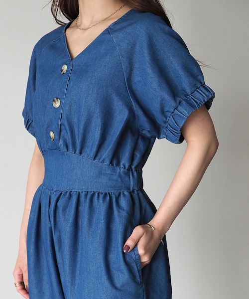 Riberry(リベリー)の「デニムVネックジャンプスーツ(つなぎ/オールインワン・レディース・インディゴブルー/ブルー・MEDIUM)」の13枚目の写真