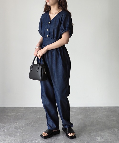 Riberry(リベリー)の「デニムVネックジャンプスーツ(つなぎ/オールインワン・レディース・インディゴブルー/ブルー・MEDIUM)」の9枚目の写真