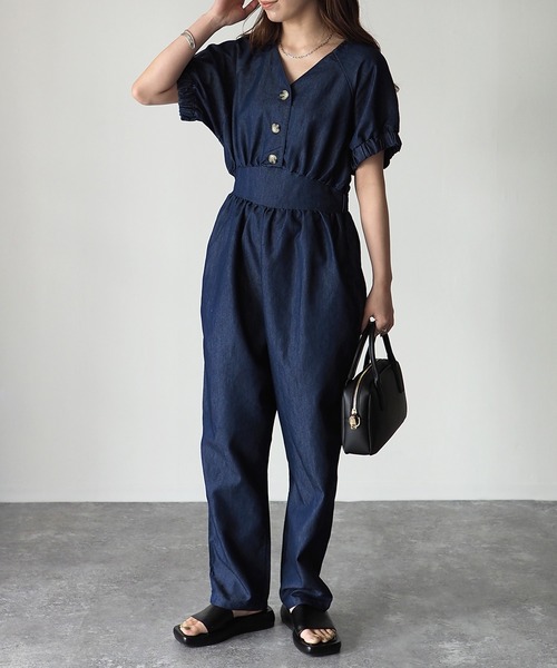 Riberry(リベリー)の「デニムVネックジャンプスーツ(つなぎ/オールインワン・レディース・インディゴブルー/ブルー・MEDIUM)」の10枚目の写真