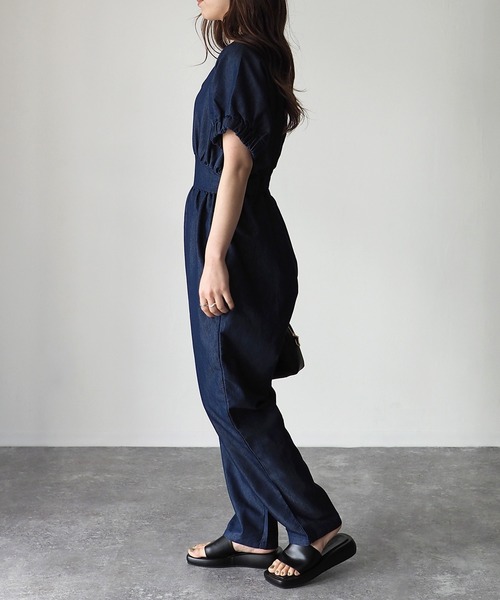 Riberry(リベリー)の「デニムVネックジャンプスーツ(つなぎ/オールインワン・レディース・インディゴブルー/ブルー・MEDIUM)」の11枚目の写真