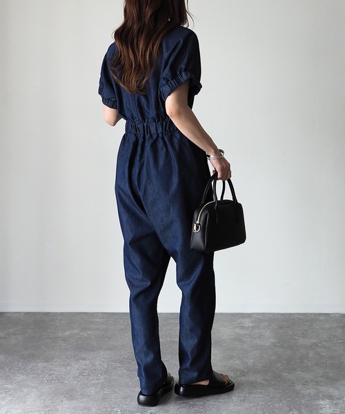 Riberry(リベリー)の「デニムVネックジャンプスーツ(つなぎ/オールインワン・レディース・インディゴブルー/ブルー・MEDIUM)」の12枚目の写真