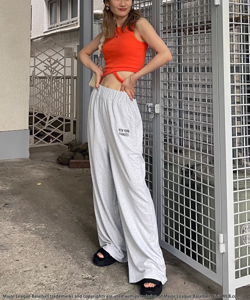 BACK TO THE FIELD(バック トゥー ザ フィールド)の「【MLB】フロントクロスタンク×リラックスワイドパンツセットアップ(ワンピース・レディース・ブラック/オレンジ系/ホワイト系・FREE)」の1枚目の写真