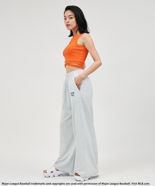 BACK TO THE FIELD(バック トゥー ザ フィールド)の「【MLB】フロントクロスタンク×リラックスワイドパンツセットアップ(ワンピース・レディース・ブラック/オレンジ系/ホワイト系・FREE)」の4枚目の写真
