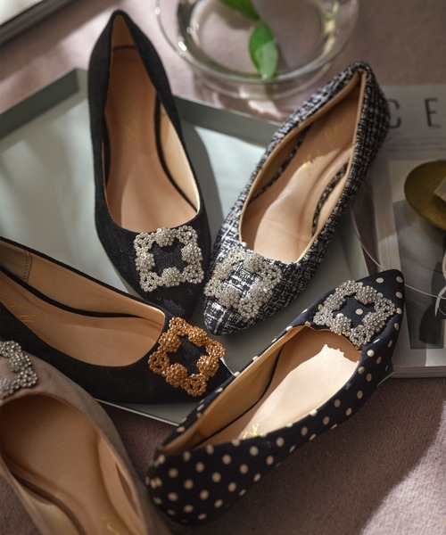 KOBE LETTUCE（コウベレタス）の「ビジューフラットポインテッドトゥパンプス（パンプス・レディース・ブラック/グレー系/ピンクベージュ/ネイビー/ホワイト系その他/ブラック系その他/ブラック系その他2/ホワイト/ブラック系その他3/ネイビー系/ベージュ系/シルバー系/ブラウン系/ブラウン系1/ブラック系その他4/ブルー系・M/L/LL/S/SS/3L）」の5枚目の写真