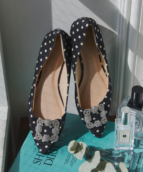 KOBE LETTUCE（コウベレタス）の「ビジューフラットポインテッドトゥパンプス（パンプス・レディース・ブラック/グレー系/ピンクベージュ/ネイビー/ホワイト系その他/ブラック系その他/ブラック系その他2/ホワイト/ブラック系その他3/ネイビー系/ベージュ系/シルバー系/ブラウン系/ブラウン系1/ブラック系その他4/ブルー系・M/L/LL/S/SS/3L）」の17枚目の写真