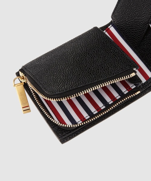 THOM BROWNE（トムブラウン）の「BILLFOLD W/ FOLD OUT COIN PURSE IN PEBBLE GRAIN LEATHER（財布・メンズ・ブラック・ONE SIZE）」の8枚目の写真