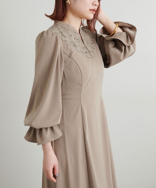 natural couture（ナチュラルクチュール）の「オケージョン対応可能 / ビンテージモチーフレース切替ワンピース（ドレス・レディース・オフホワイト/モカ/イエロー・FREE）」の3枚目の写真