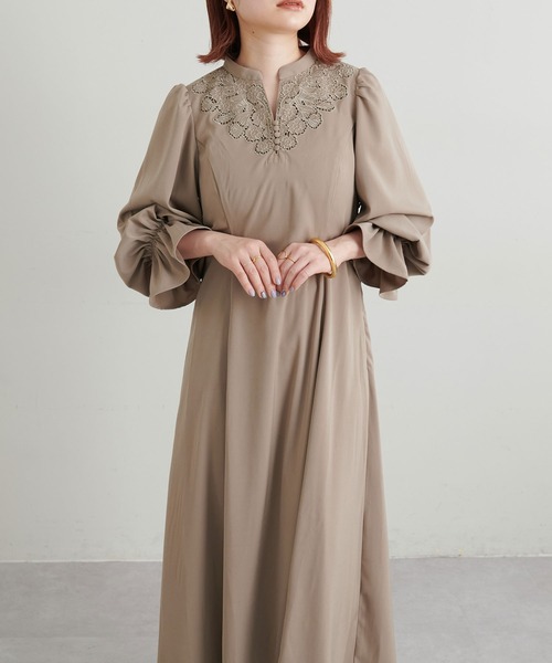 natural couture（ナチュラルクチュール）の「オケージョン対応可能 / ビンテージモチーフレース切替ワンピース（ドレス・レディース・オフホワイト/モカ/イエロー・FREE）」の4枚目の写真