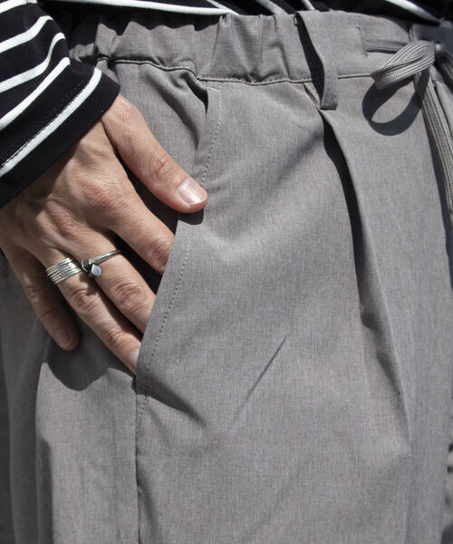 GLOSTER（グロスター）の「【GLOSTER/グロスター】サマートロピカル タック入りイージーパンツ イージーケア（その他パンツ・メンズ・グレイッシュベージュ/グリーン/ネイビー・S/L/M）」の7枚目の写真