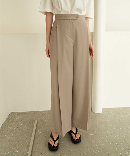 MOHAN(モハン)の「【MOHAN 】TOR ダイアグリー タック トラウザー / TOR DIAGONAL TUCK TROUSER(スラックス・レディース・ライトグレー/ライトベージュ・SMALL/MEDIUM)」の2枚目の写真
