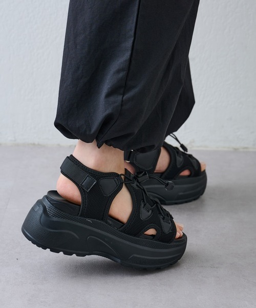 COLONY 2139（コロニートゥーワンスリーナイン）の「WEB/一部店舗限定　スニーカーサンダル（サンダル・レディース・ホワイト/ブラック・MEDIUM/LARGE/SMALL）」の2枚目の写真