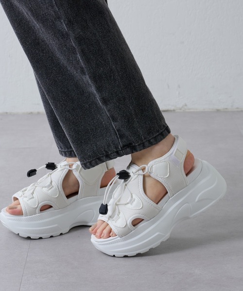 COLONY 2139（コロニートゥーワンスリーナイン）の「WEB/一部店舗限定　スニーカーサンダル（サンダル・レディース・ホワイト/ブラック・MEDIUM/LARGE/SMALL）」の6枚目の写真