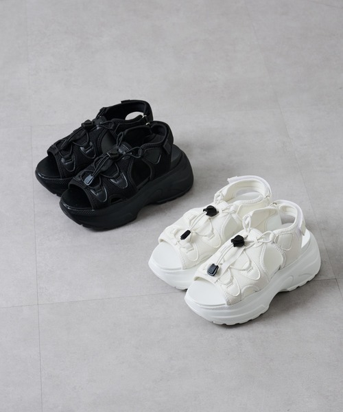 COLONY 2139（コロニートゥーワンスリーナイン）の「WEB/一部店舗限定　スニーカーサンダル（サンダル・レディース・ホワイト/ブラック・MEDIUM/LARGE/SMALL）」の4枚目の写真