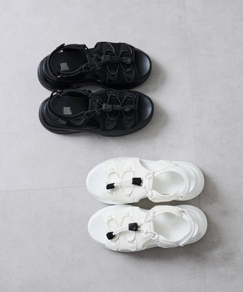 COLONY 2139（コロニートゥーワンスリーナイン）の「WEB/一部店舗限定　スニーカーサンダル（サンダル・レディース・ホワイト/ブラック・MEDIUM/LARGE/SMALL）」の3枚目の写真