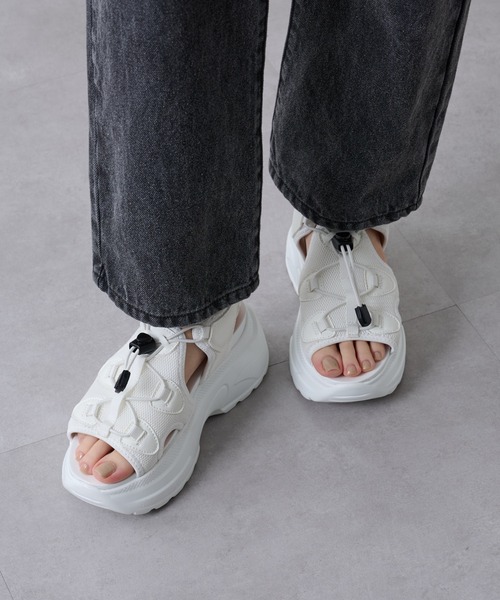 COLONY 2139（コロニートゥーワンスリーナイン）の「WEB/一部店舗限定　スニーカーサンダル（サンダル・レディース・ホワイト/ブラック・MEDIUM/LARGE/SMALL）」の7枚目の写真