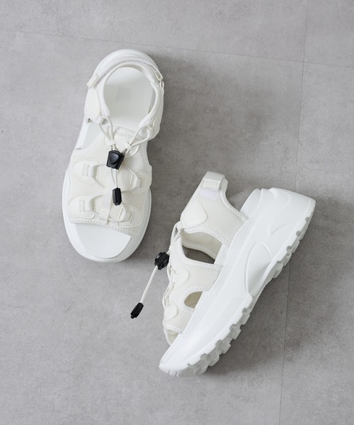 COLONY 2139（コロニートゥーワンスリーナイン）の「WEB/一部店舗限定　スニーカーサンダル（サンダル・レディース・ホワイト/ブラック・MEDIUM/LARGE/SMALL）」の5枚目の写真