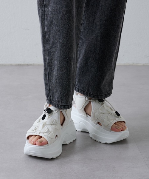 COLONY 2139（コロニートゥーワンスリーナイン）の「WEB/一部店舗限定　スニーカーサンダル（サンダル・レディース・ホワイト/ブラック・MEDIUM/LARGE/SMALL）」の8枚目の写真