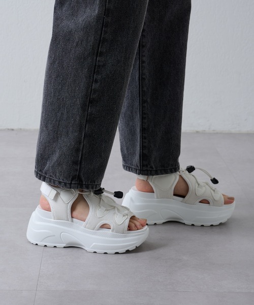 COLONY 2139（コロニートゥーワンスリーナイン）の「WEB/一部店舗限定　スニーカーサンダル（サンダル・レディース・ホワイト/ブラック・MEDIUM/LARGE/SMALL）」の9枚目の写真