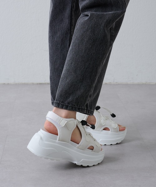 COLONY 2139（コロニートゥーワンスリーナイン）の「WEB/一部店舗限定　スニーカーサンダル（サンダル・レディース・ホワイト/ブラック・MEDIUM/LARGE/SMALL）」の10枚目の写真