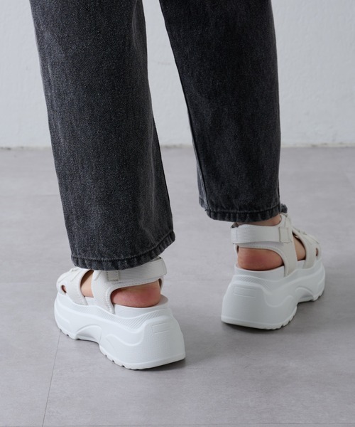 COLONY 2139（コロニートゥーワンスリーナイン）の「WEB/一部店舗限定　スニーカーサンダル（サンダル・レディース・ホワイト/ブラック・MEDIUM/LARGE/SMALL）」の11枚目の写真