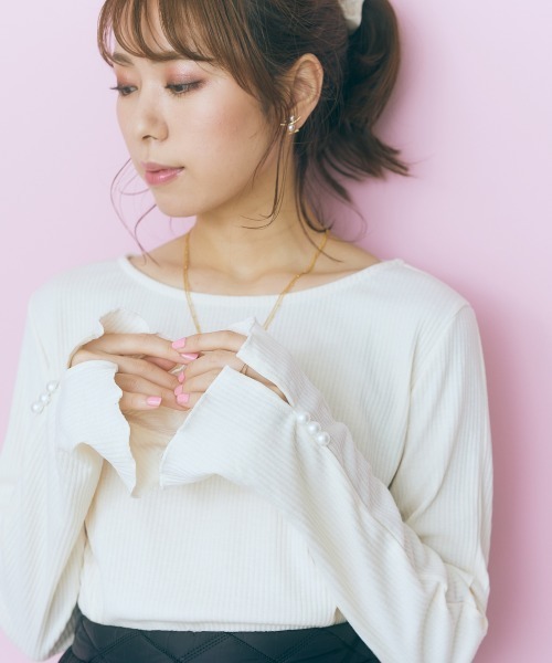 marun（マルン）の「＜大きいサイズ＞ パール調ボタン付き袖口スリットカットソー marun（Tシャツ/カットソー・レディース・チャコール/アイボリー・4L/L/LL/5L/3L）」の2枚目の写真