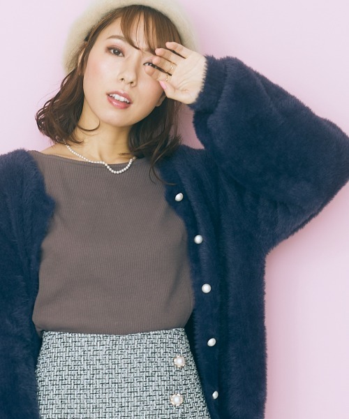 marun（マルン）の「＜大きいサイズ＞ パール調ボタン付き袖口スリットカットソー marun（Tシャツ/カットソー・レディース・チャコール/アイボリー・4L/L/LL/5L/3L）」の4枚目の写真