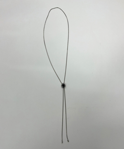 MYSELF ABAHOUSE（マイセルフアバハウス）の「【Leonor】ユニセックス メタルプレート カラーストーン ループタイ（ネックレス・メンズ・ホワイト/ブラック/シルバー/ブルー系その他・フリー）」の6枚目の写真